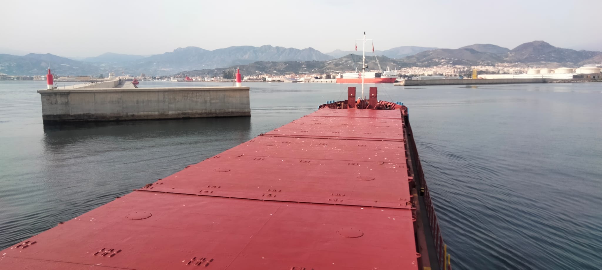 Buque navegando frente al Puerto de Motril